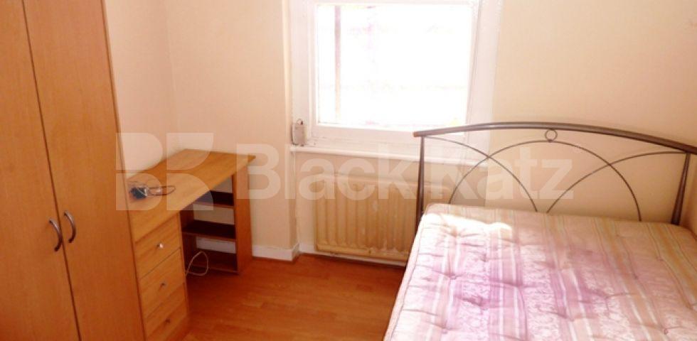 			Location flat / Ideal for Students / Available May-June, 2 Bedroom, 1 bath, 1 reception Flat			 Carburton Street, WARREN STREET